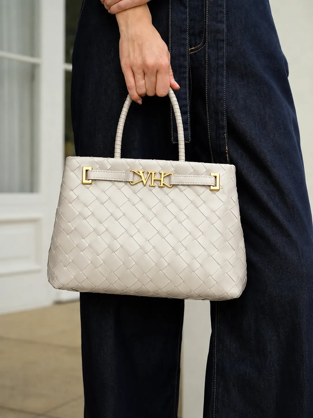“VH Signature Handbag” in Cream 1