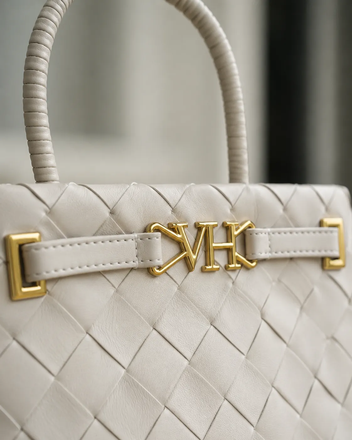 “VH Signature Handbag” in Cream 3